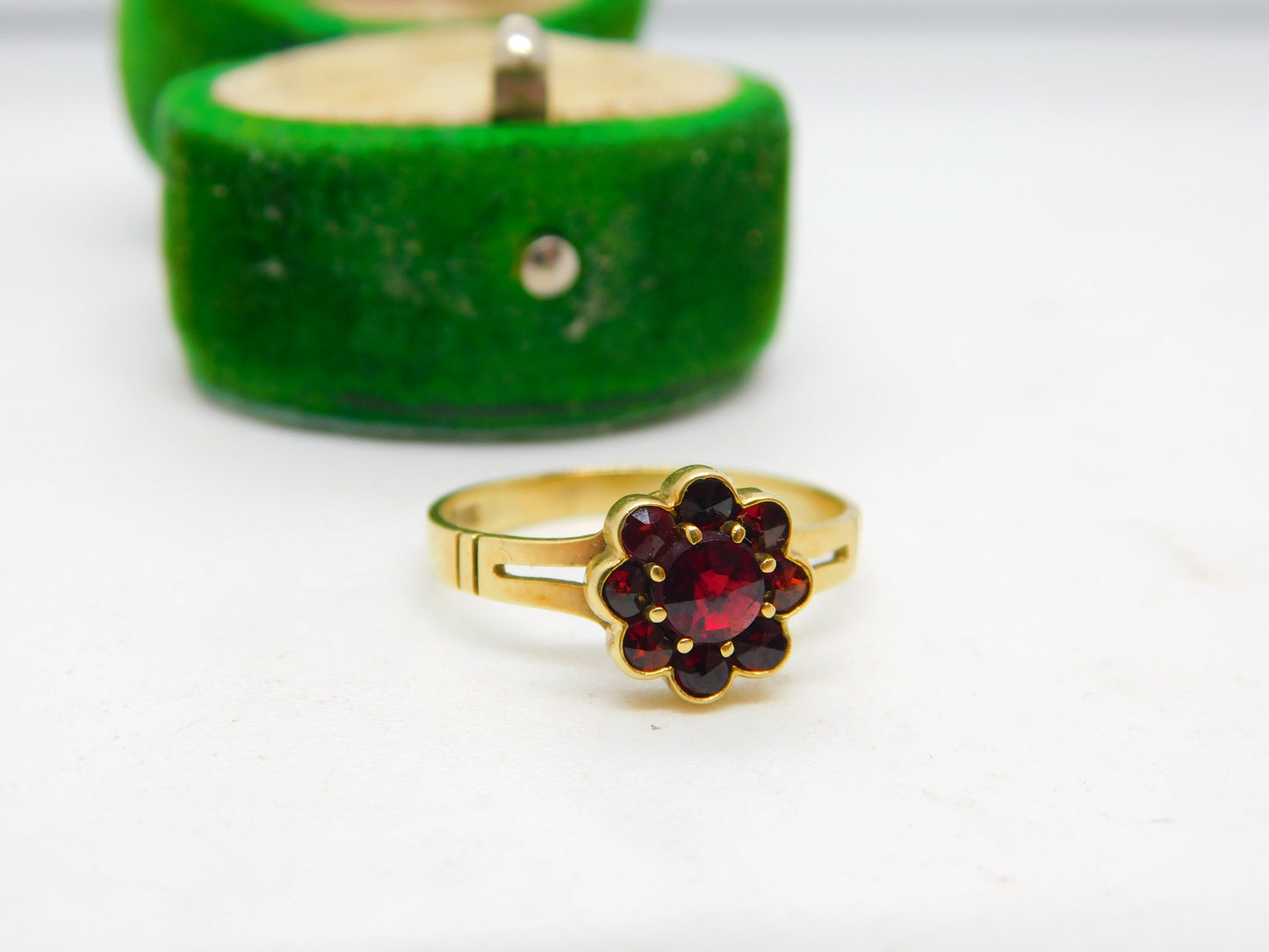 14ct Yellow Gold Bohemian Garnet Floral Cluster Ring Vintage c1970