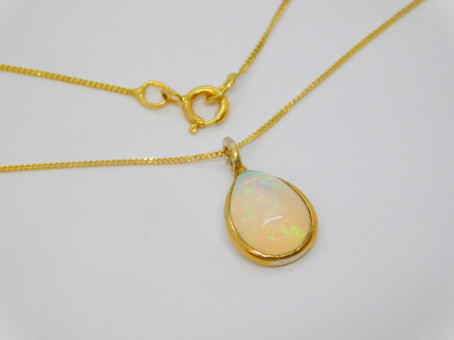 14ct Yellow Gold & Gilt Set Cabochon Opal Pendant Necklace Vintage c1970