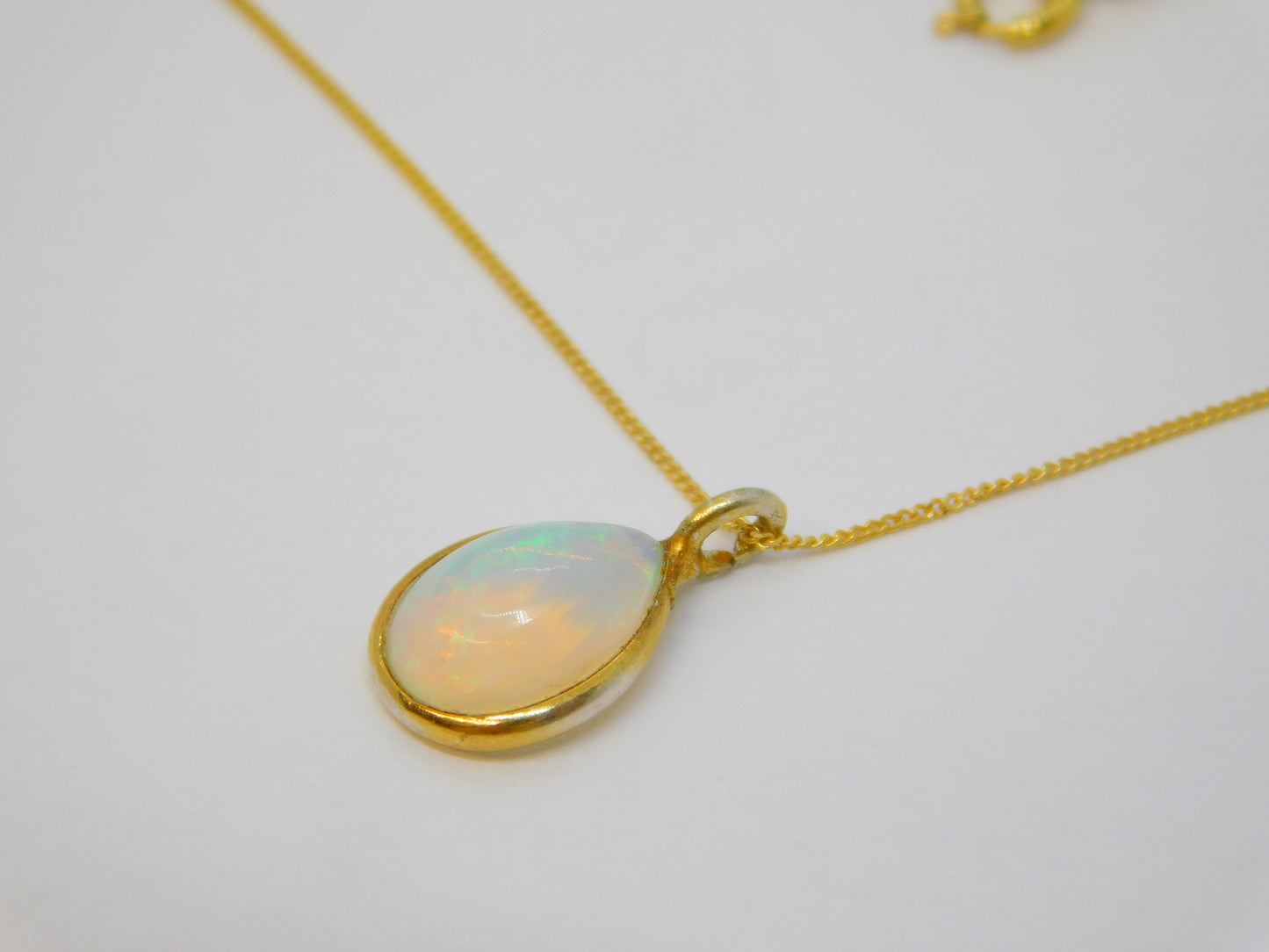 14ct Yellow Gold & Gilt Set Cabochon Opal Pendant Necklace Vintage c1970