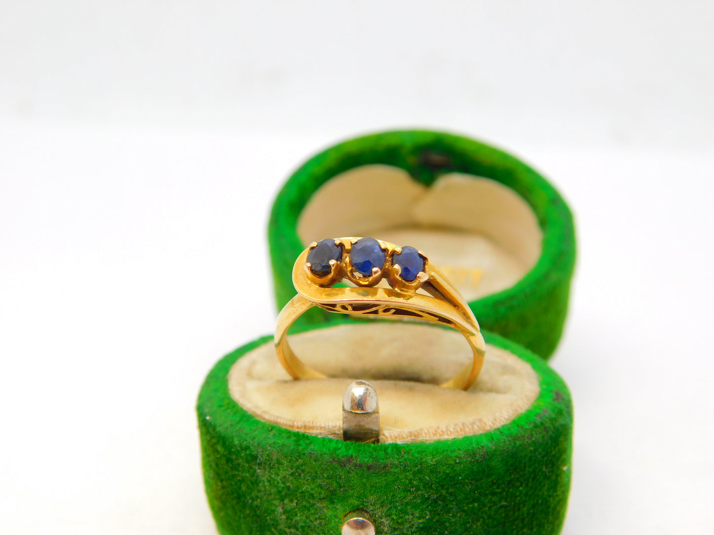 Victorian 18ct Yellow Gold & Graduating Sapphire Band Ring Antique c1900