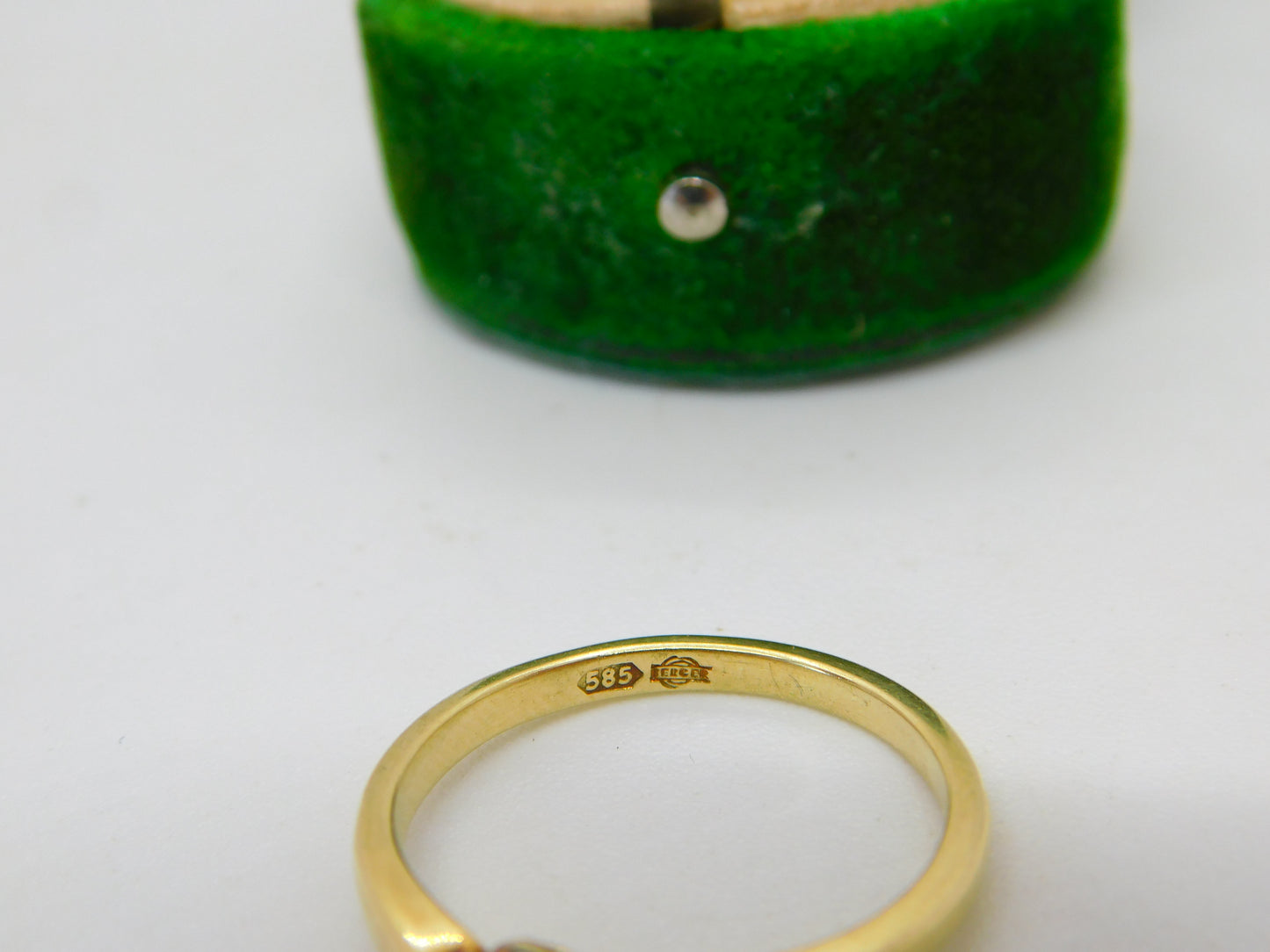 14ct Yellow Gold 0.1ct Diamond Cushion Cut Solitaire Ring Vintage c1970