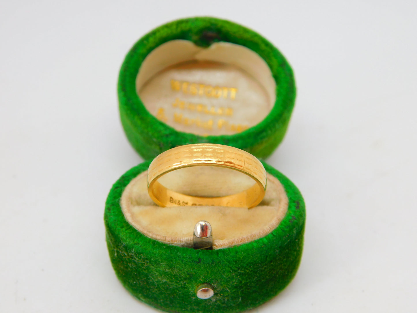 18ct Yellow Gold Lined Pattern Wedding Band Ring Vintage 1981 London