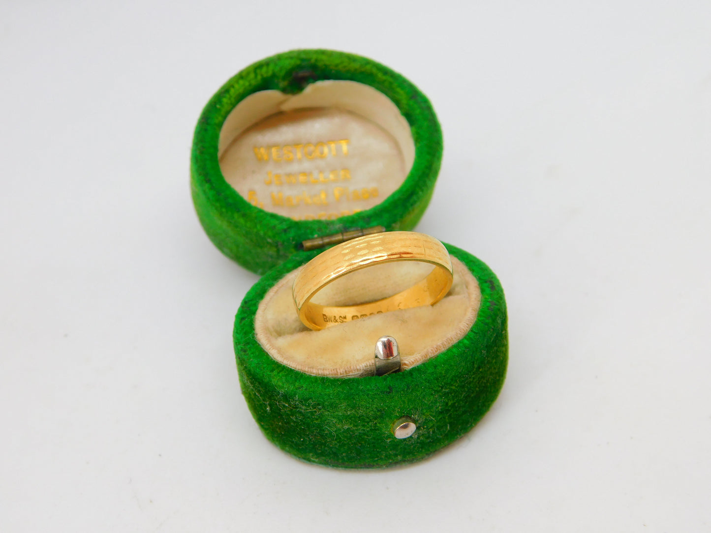 18ct Yellow Gold Lined Pattern Wedding Band Ring Vintage 1981 London