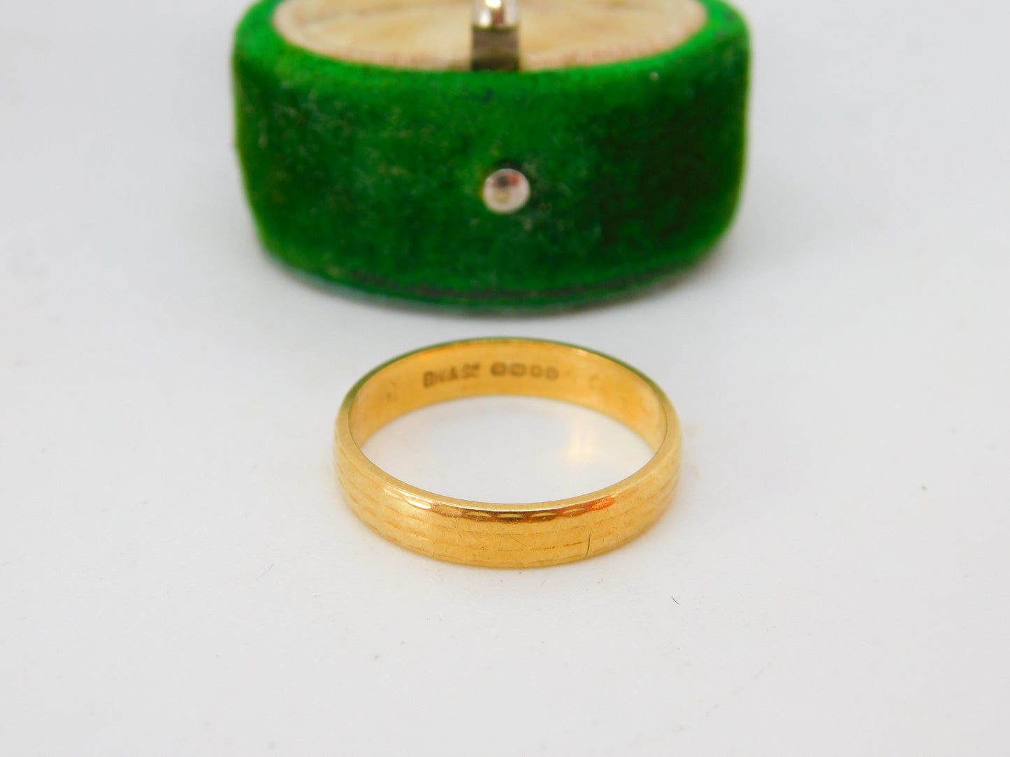 18ct Yellow Gold Lined Pattern Wedding Band Ring Vintage 1981 London