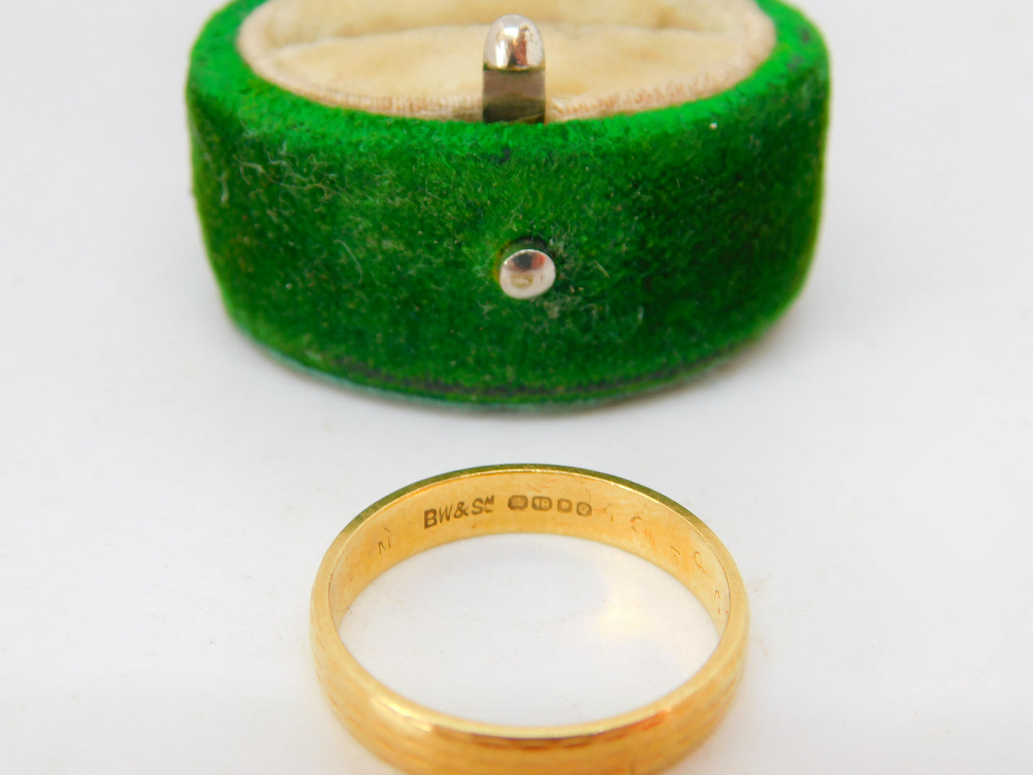 18ct Yellow Gold Lined Pattern Wedding Band Ring Vintage 1981 London