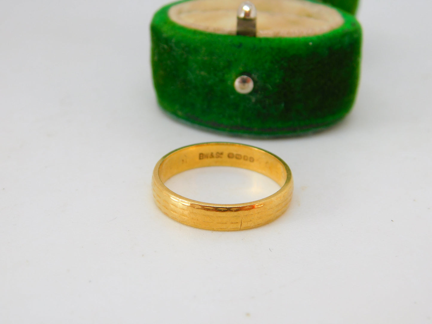 18ct Yellow Gold Lined Pattern Wedding Band Ring Vintage 1981 London