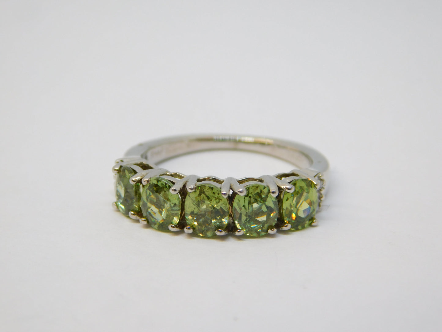 .950 Platinum, Demantoid Garnet & White Sapphire Five-Stone Ring Vintage c1990