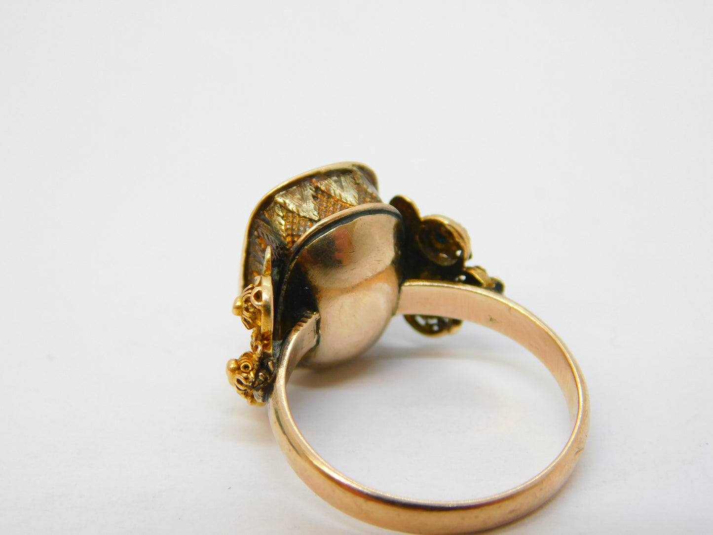 18th Century French Revolution Interest 18ct Yellow Gold Carnelian Rat in the Guillotine Intaglio Ring c1790