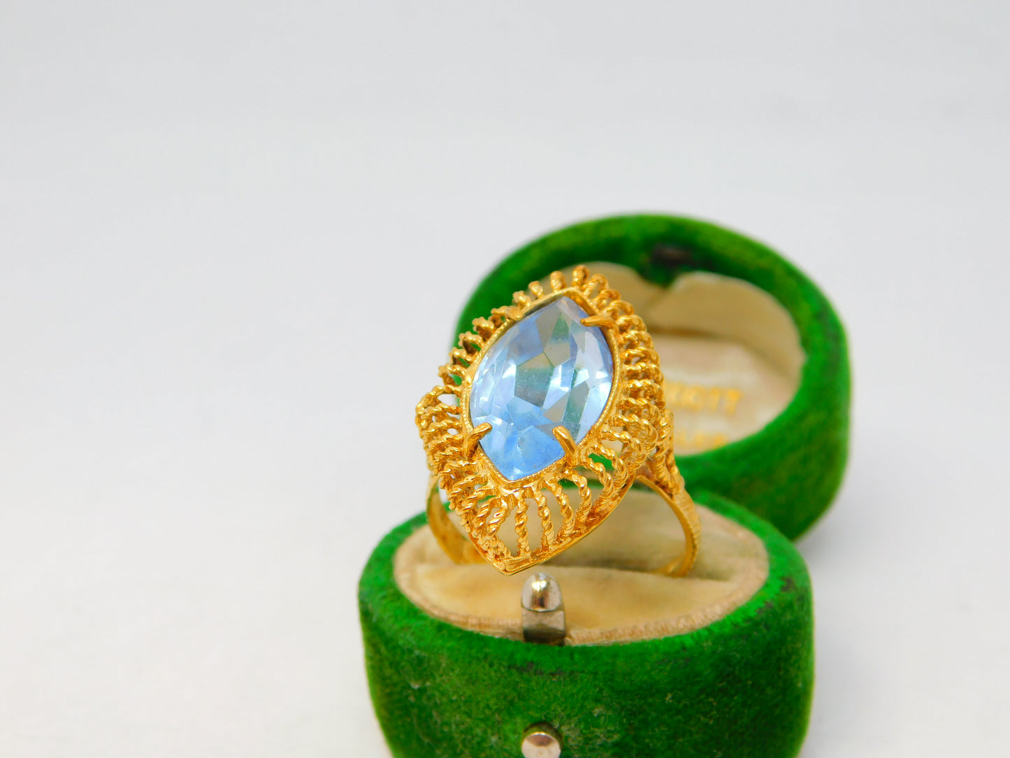 18ct Yellow Gold & Marquise Cut Blue Zircon Dress Ring Vintage c1970