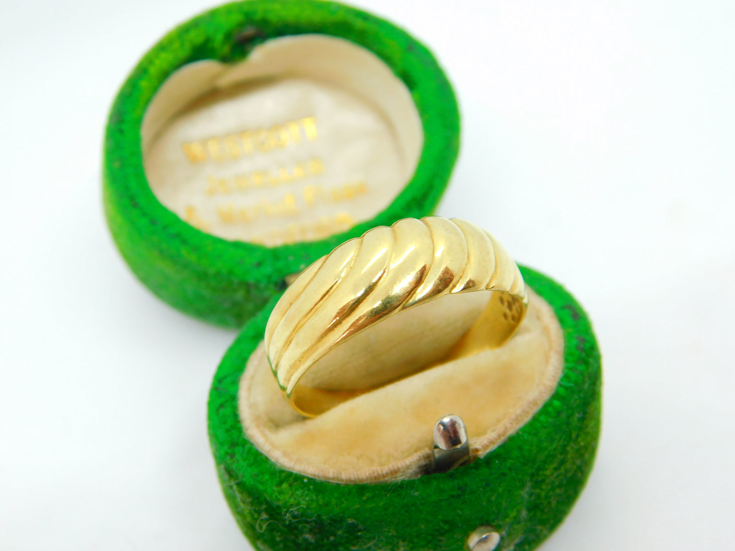 18ct Yellow Gold Modernist Wave Pattern Band Ring Vintage c1980 Size S 1/2 UK