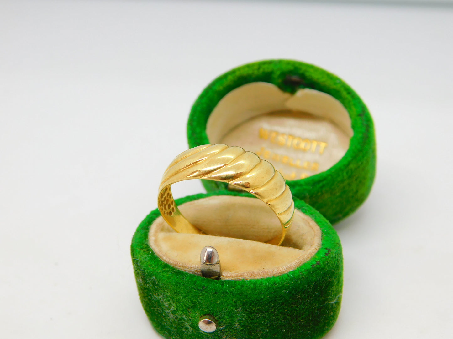 18ct Yellow Gold Modernist Wave Pattern Band Ring Vintage c1980 Size S 1/2 UK