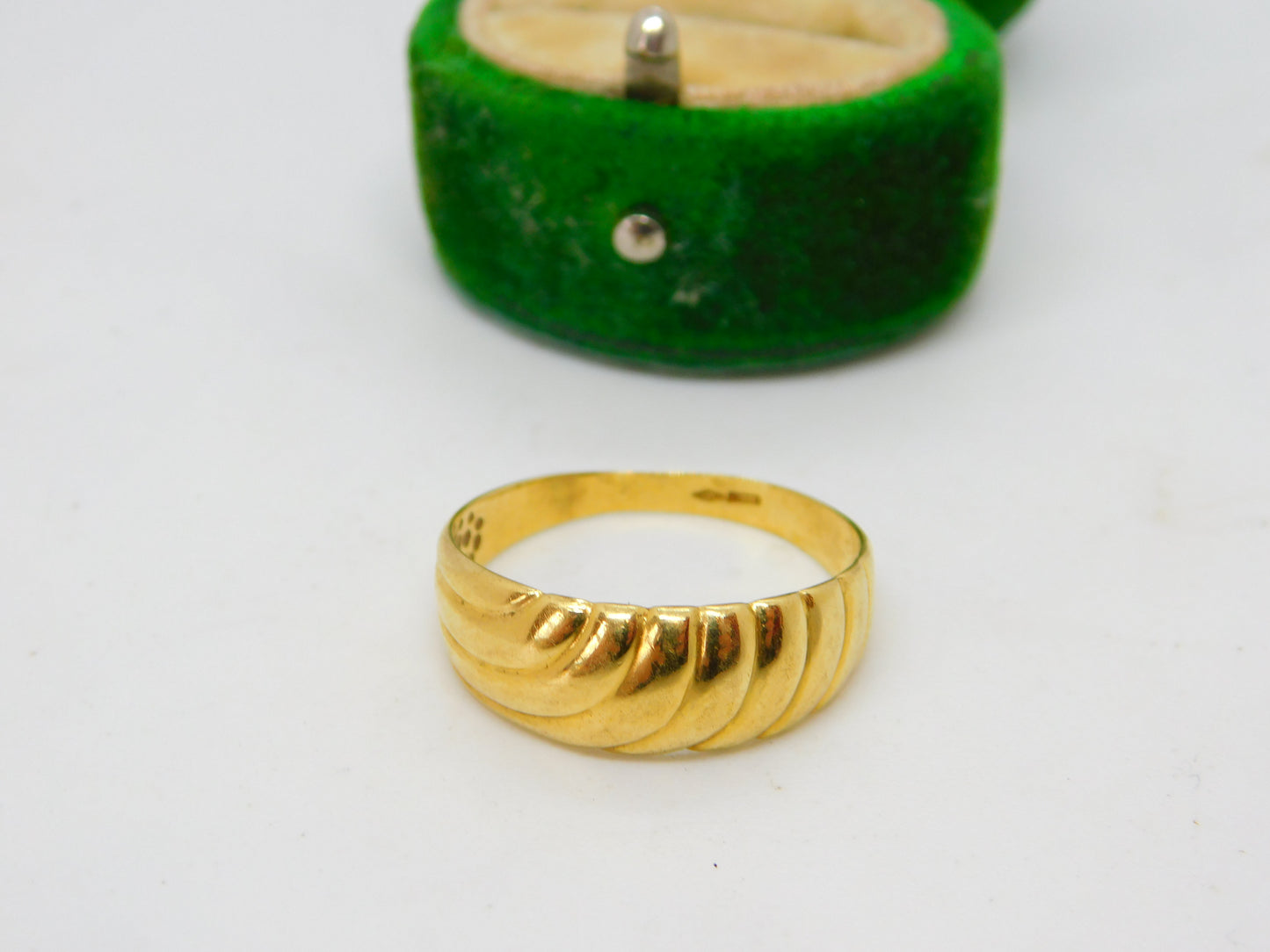 18ct Yellow Gold Modernist Wave Pattern Band Ring Vintage c1980 Size S 1/2 UK