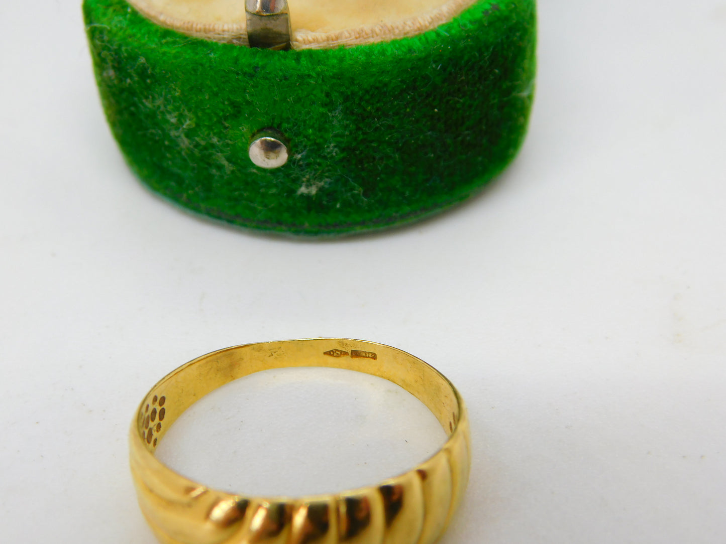 18ct Yellow Gold Modernist Wave Pattern Band Ring Vintage c1980 Size S 1/2 UK