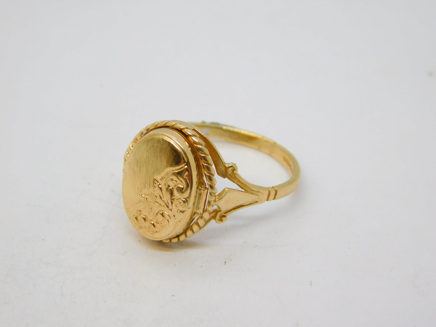 9ct Yellow Gold Opening Locket Face Dress Ring Vintage c1970 Birmingham