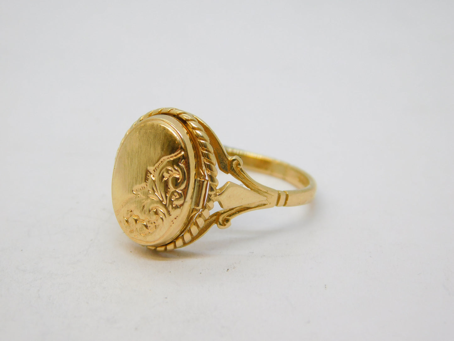 9ct Yellow Gold Opening Locket Face Dress Ring Vintage c1970 Birmingham