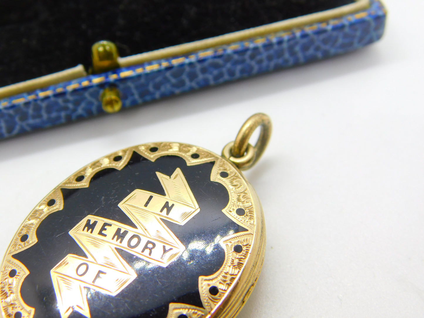 Victorian 9ct Gold Back & Front Black Enamel 'In Memory Of' Mourning Locket