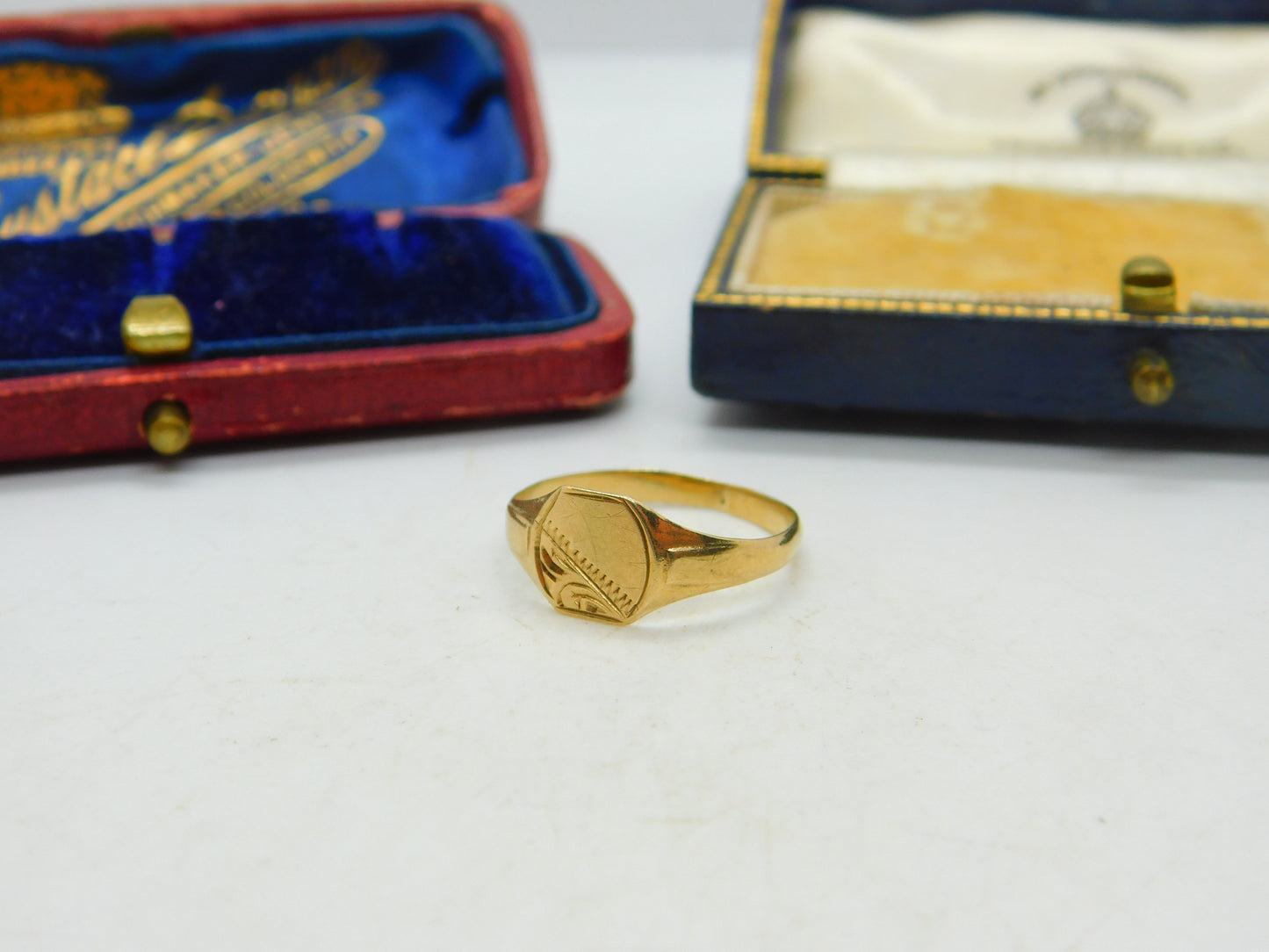 Small 9ct Yellow Gold Classic Signet Ring Vintage c1970 Birmingham Size K UK