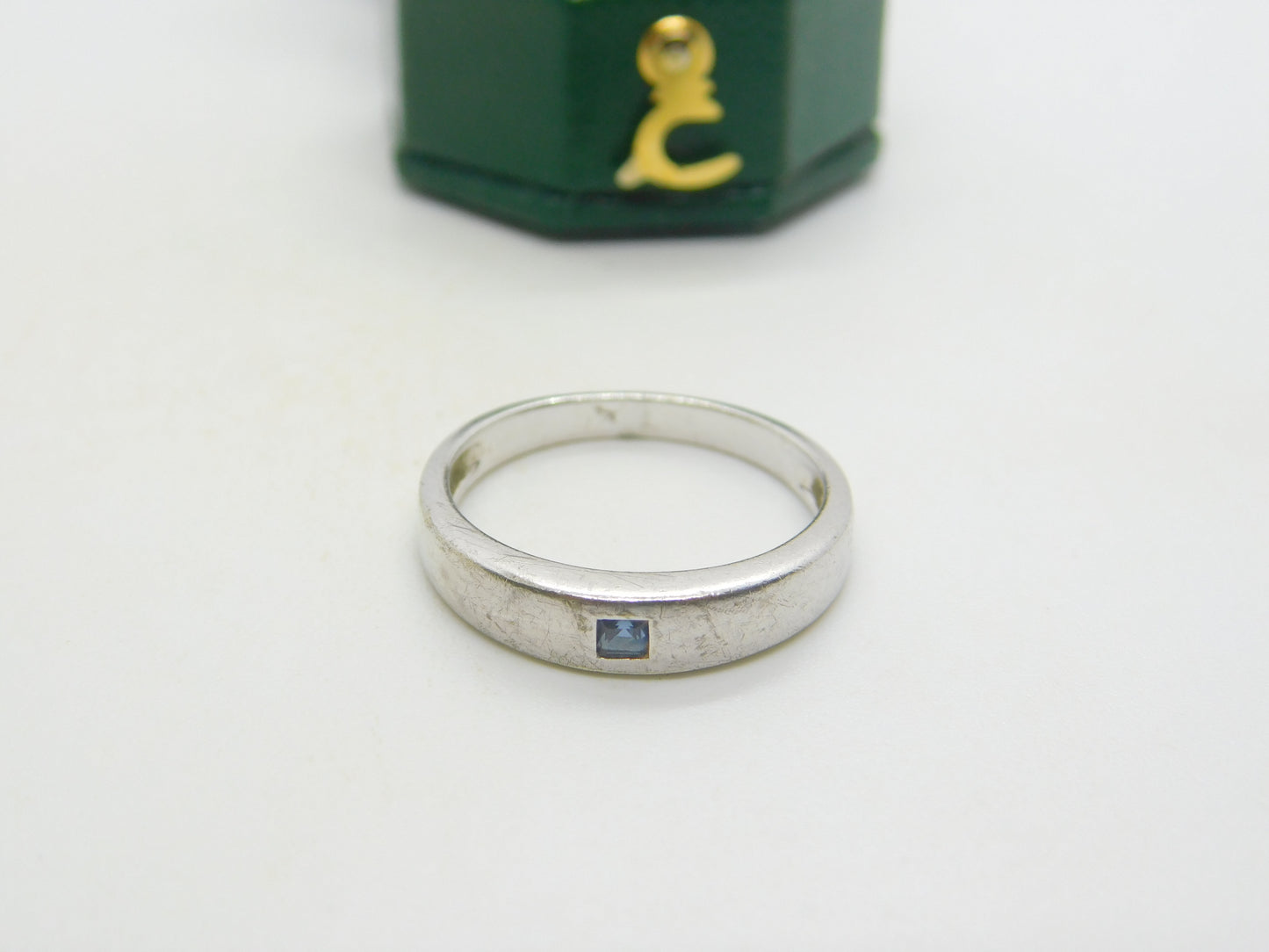 9ct White Gold & Square Cut Sapphire Dress Ring Vintage c1980 London