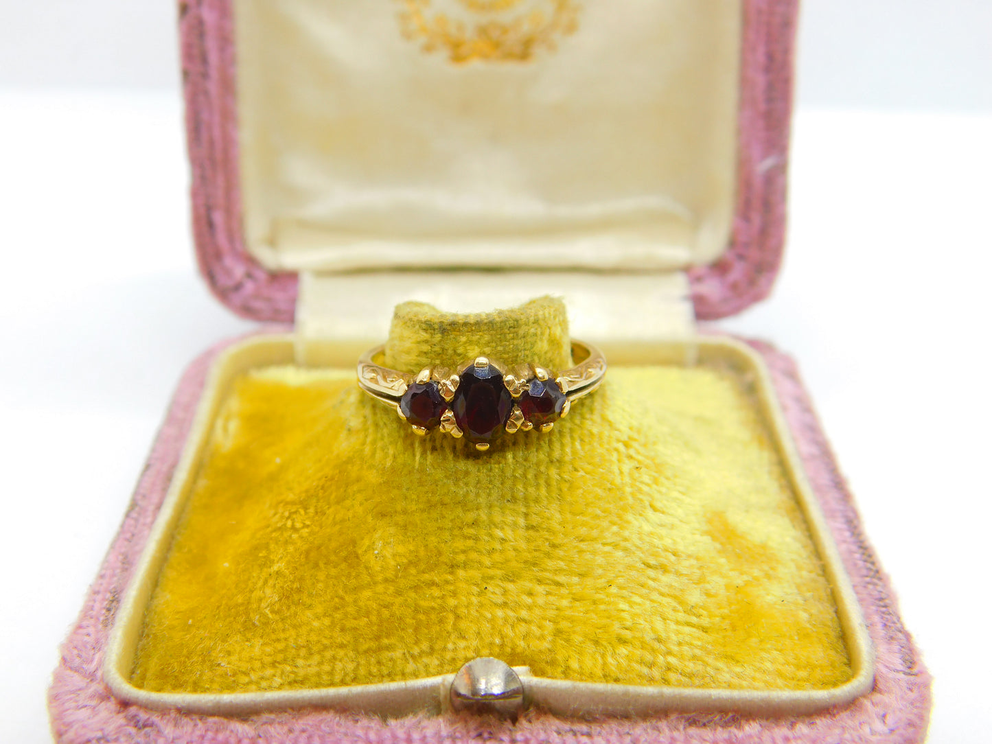 9ct Yellow Gold Bohemian Garnet Set Three Stone Band Ring 1970 London Vintage