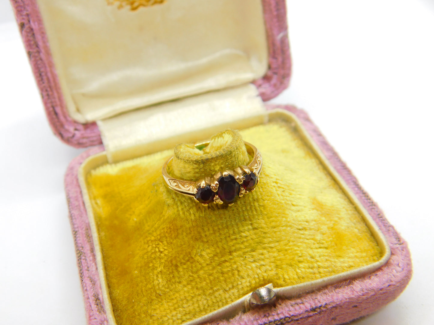 9ct Yellow Gold Bohemian Garnet Set Three Stone Band Ring 1970 London Vintage