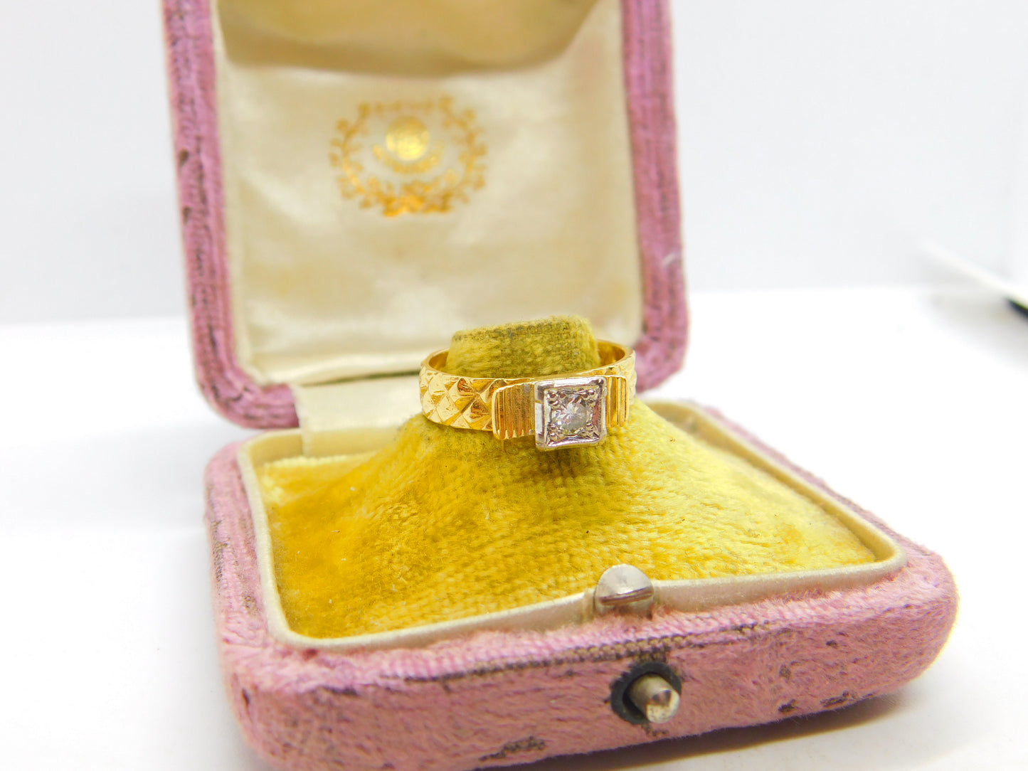 18ct Yellow Gold 0.2ct Diamond Pineapple Pattern Solitaire Ring 1970 London