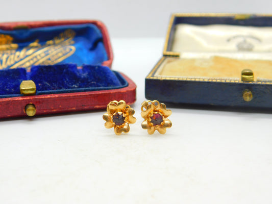 Pair Of 18ct Yellow Gold & Garnet Floral Stud Earrings Vintage c1970 750 marks