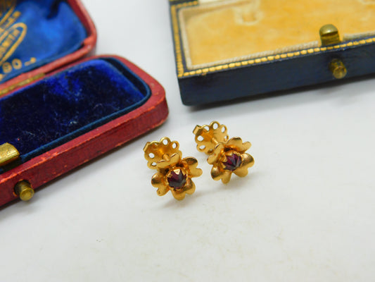 Pair Of 18ct Yellow Gold & Garnet Floral Stud Earrings Vintage c1970 750 marks