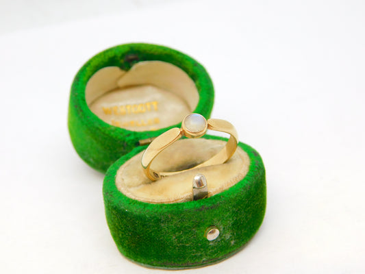 Scottish 9ct Gold & Moonstone Dress Ring by Sidney Beddall Vintage 1978 Edinburgh
