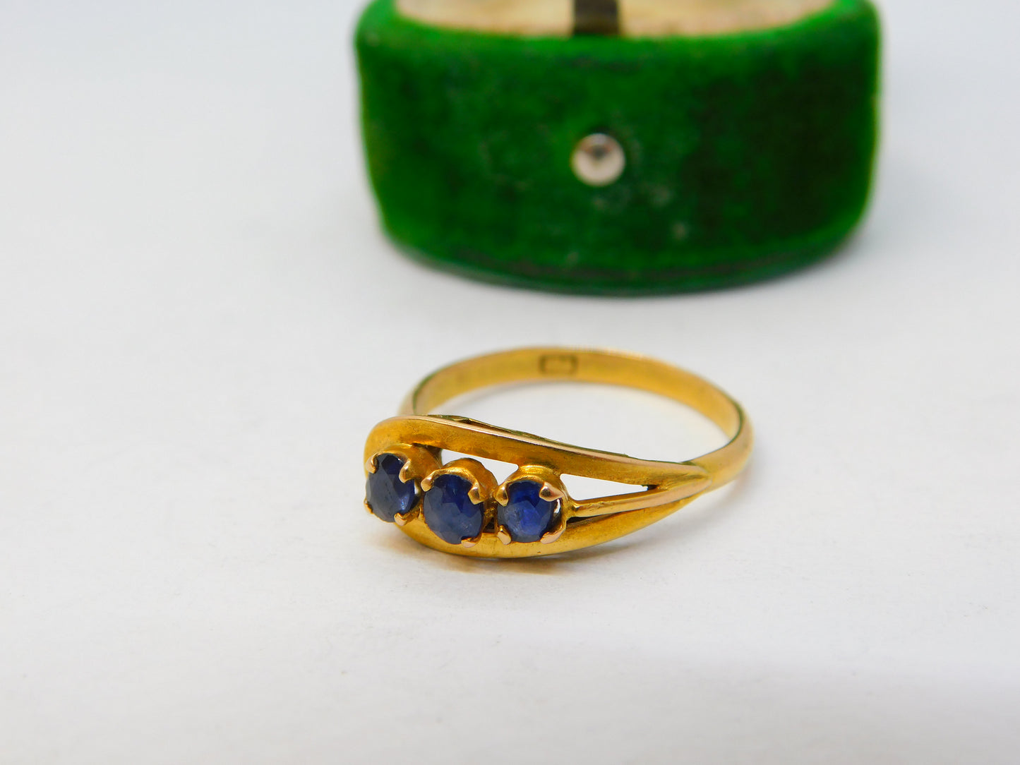 Victorian 18ct Yellow Gold & Graduating Sapphire Band Ring Antique c1900