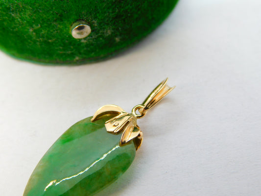 14ct Yellow Gold & Green Jade Fruit Form Drop Pendant Vintage c1970