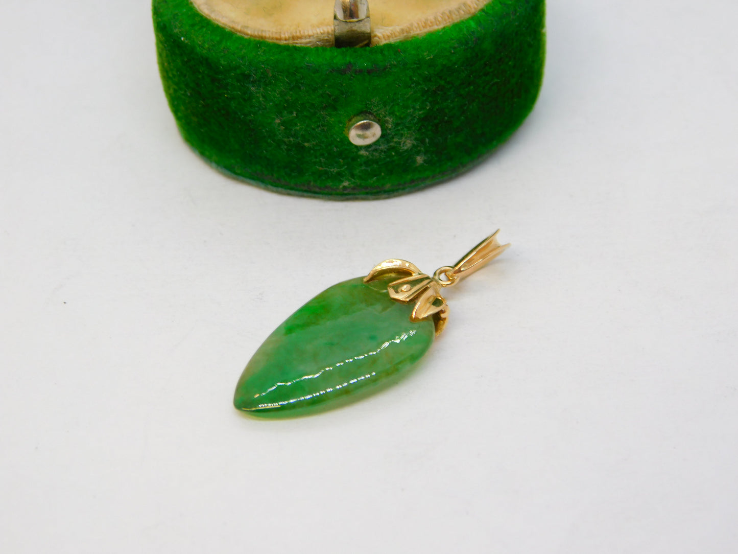 14ct Yellow Gold & Green Jade Fruit Form Drop Pendant Vintage c1970