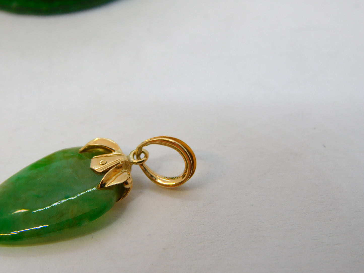 14ct Yellow Gold & Green Jade Fruit Form Drop Pendant Vintage c1970