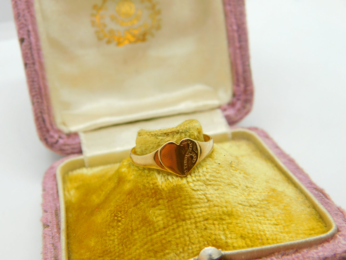 9ct Yellow Gold Love Heart Signet Ring Antique c1940 Art Deco Size N UK