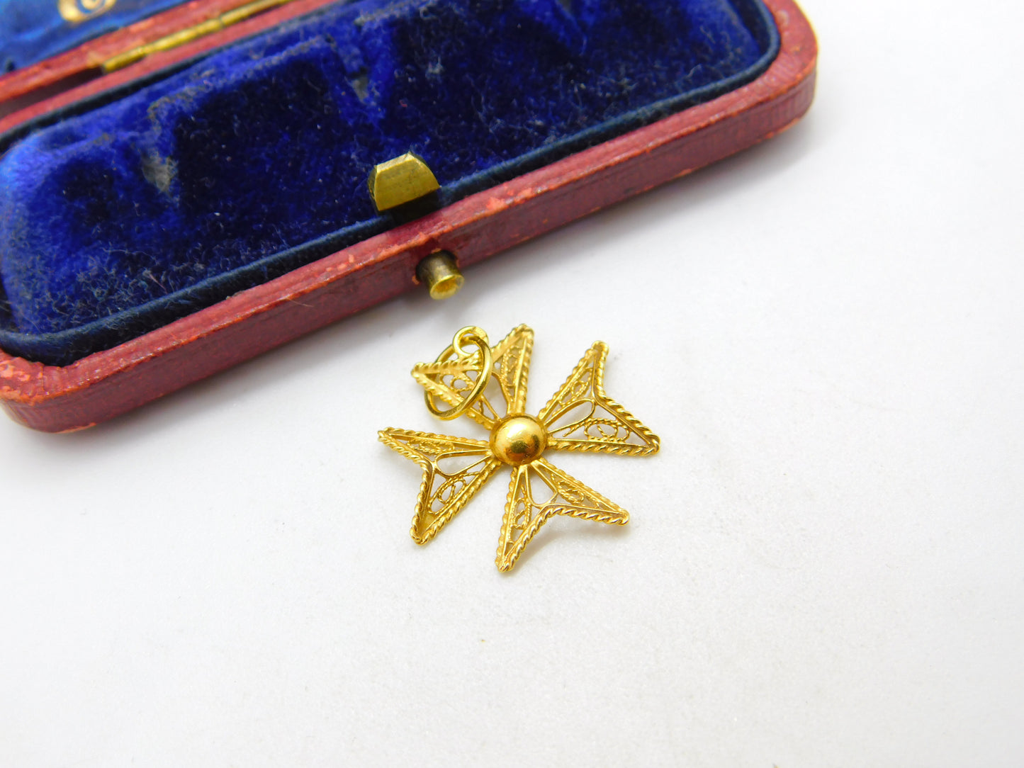 18ct Yellow Gold Filigree Form Maltese Cross Pendant Antique c1940 Art Deco