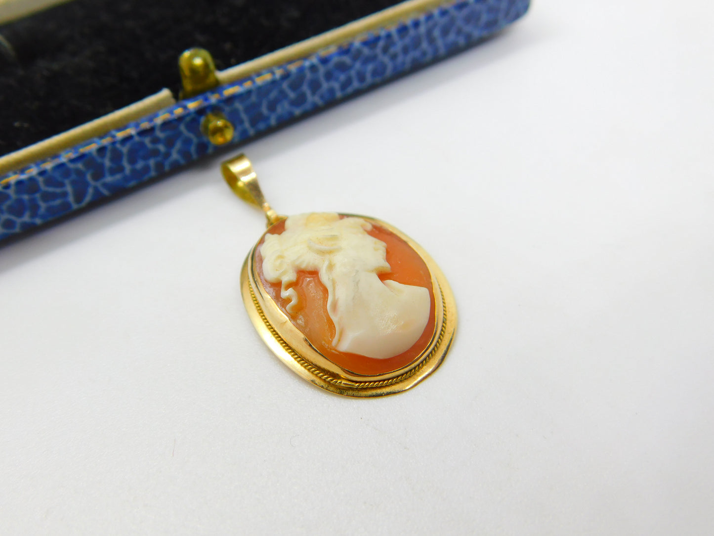 14ct Yellow Gold & Carved Shell Cameo Classical Lady Pendant Vintage c1970