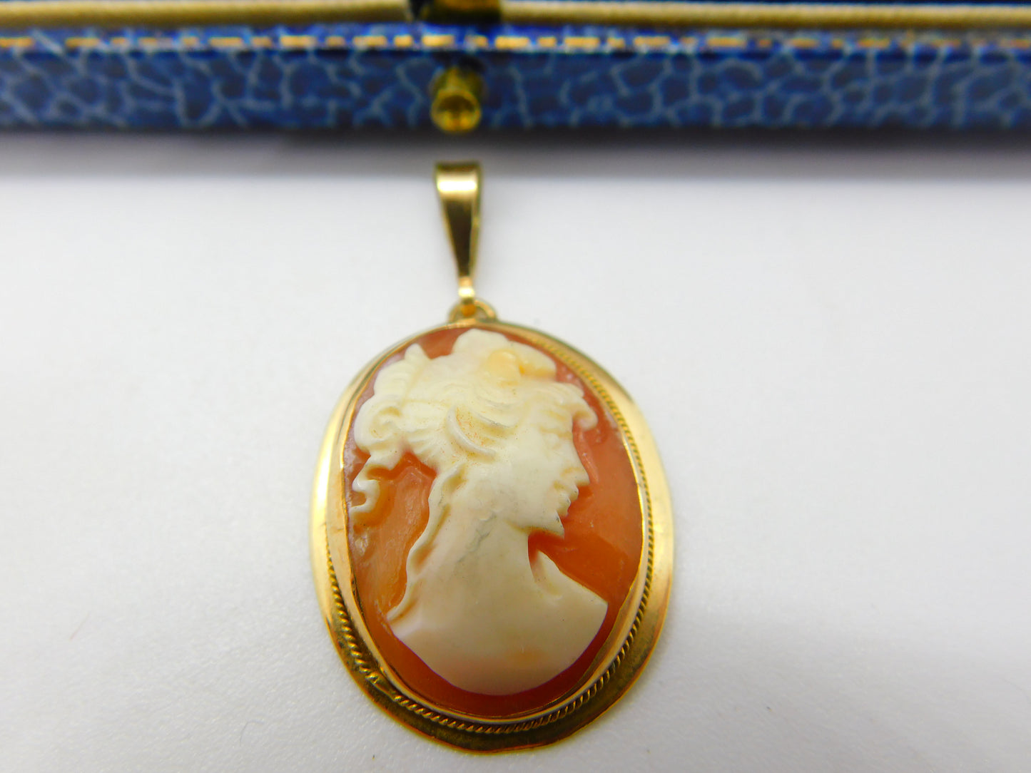 14ct Yellow Gold & Carved Shell Cameo Classical Lady Pendant Vintage c1970