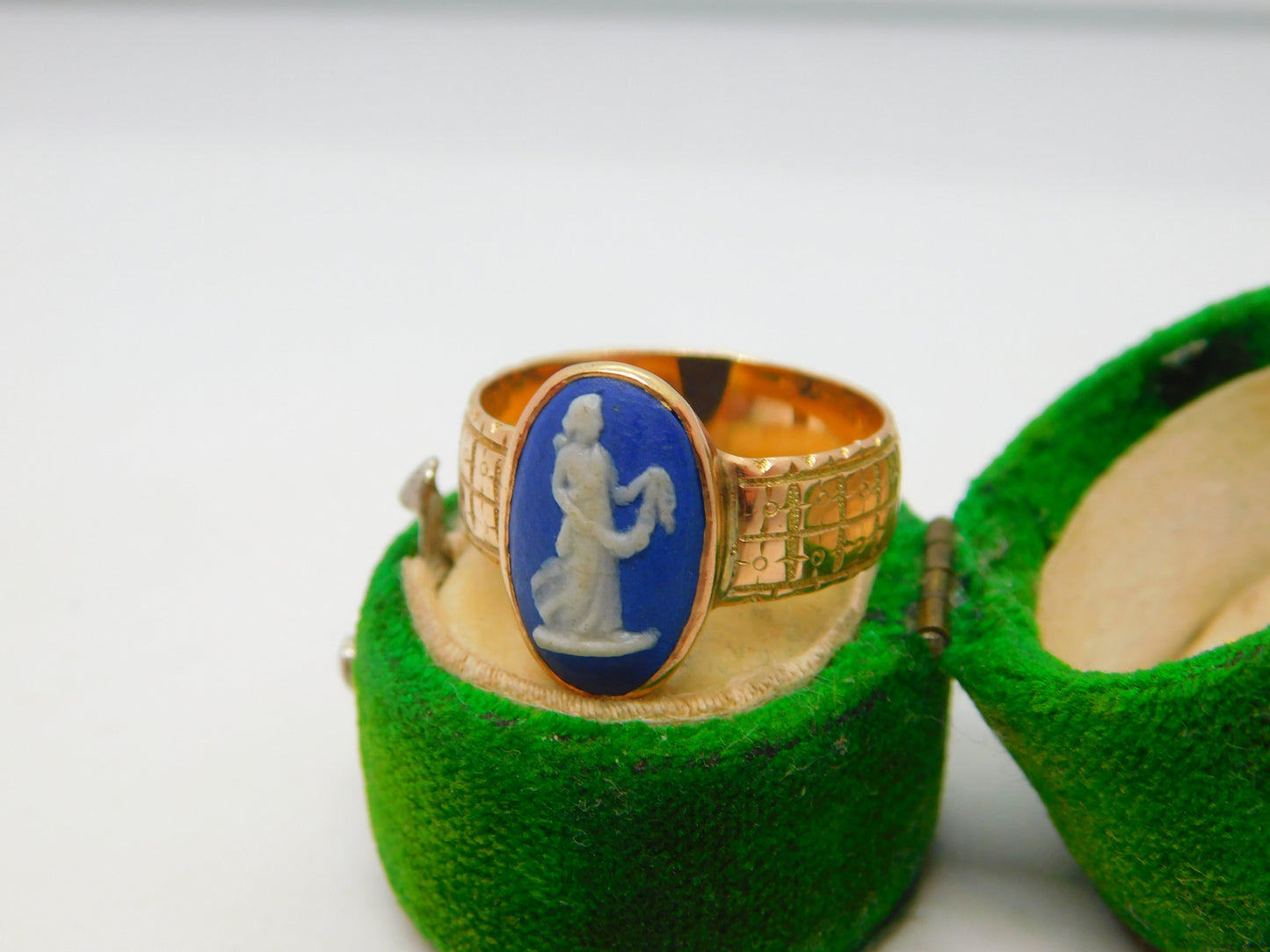 Victorian 9ct Gold Wedgwood Athena Cameo Band Ring Antique 1894 Birmingham