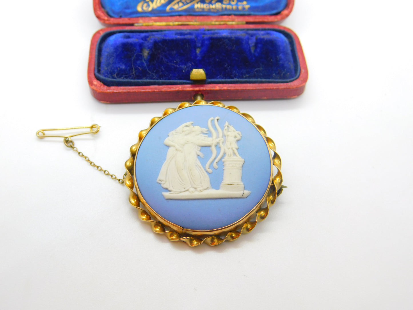 9ct Yellow Gold Ropework Wedgwood Jasperware Archer Goddess Brooch 1954