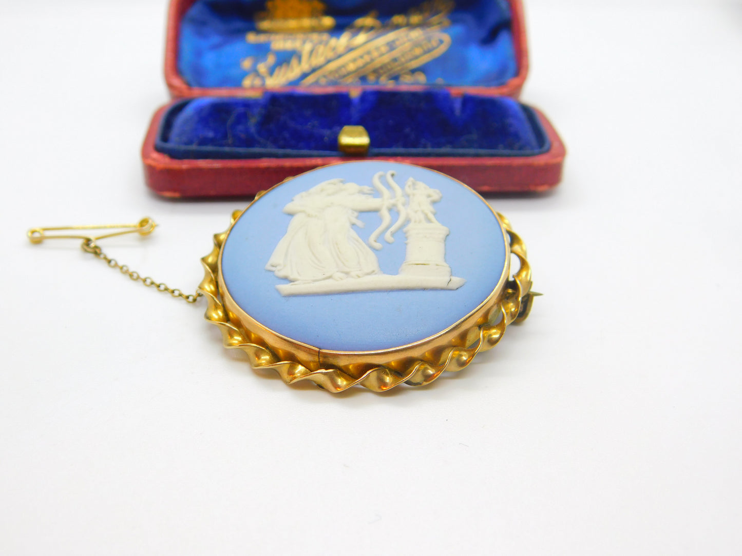 9ct Yellow Gold Ropework Wedgwood Jasperware Archer Goddess Brooch 1954