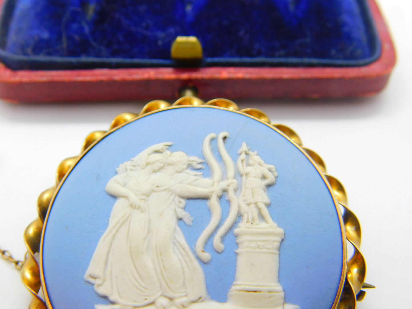 9ct Yellow Gold Ropework Wedgwood Jasperware Archer Goddess Brooch 1954