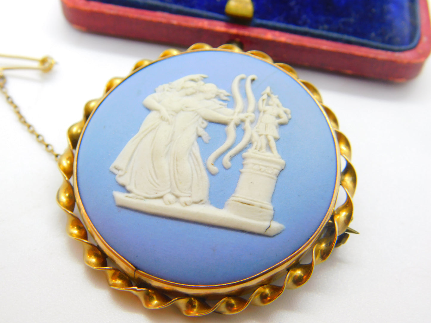 9ct Yellow Gold Ropework Wedgwood Jasperware Archer Goddess Brooch 1954