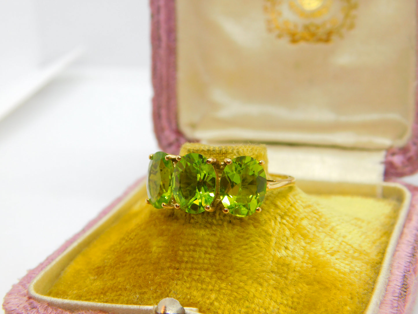 10ct Yellow Gold & Three Stone Peridot Band Ring Vintage c1990