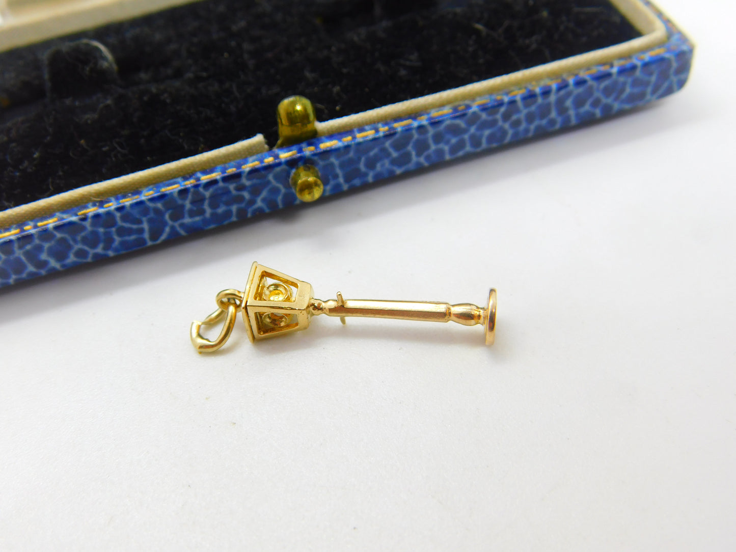 9ct Yellow Gold Traditional Lamp Post Charm Pendant Vintage c1970