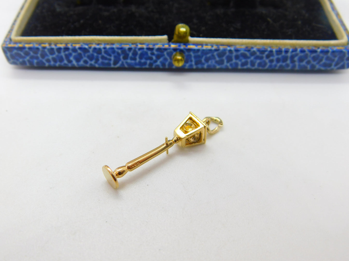 9ct Yellow Gold Traditional Lamp Post Charm Pendant Vintage c1970