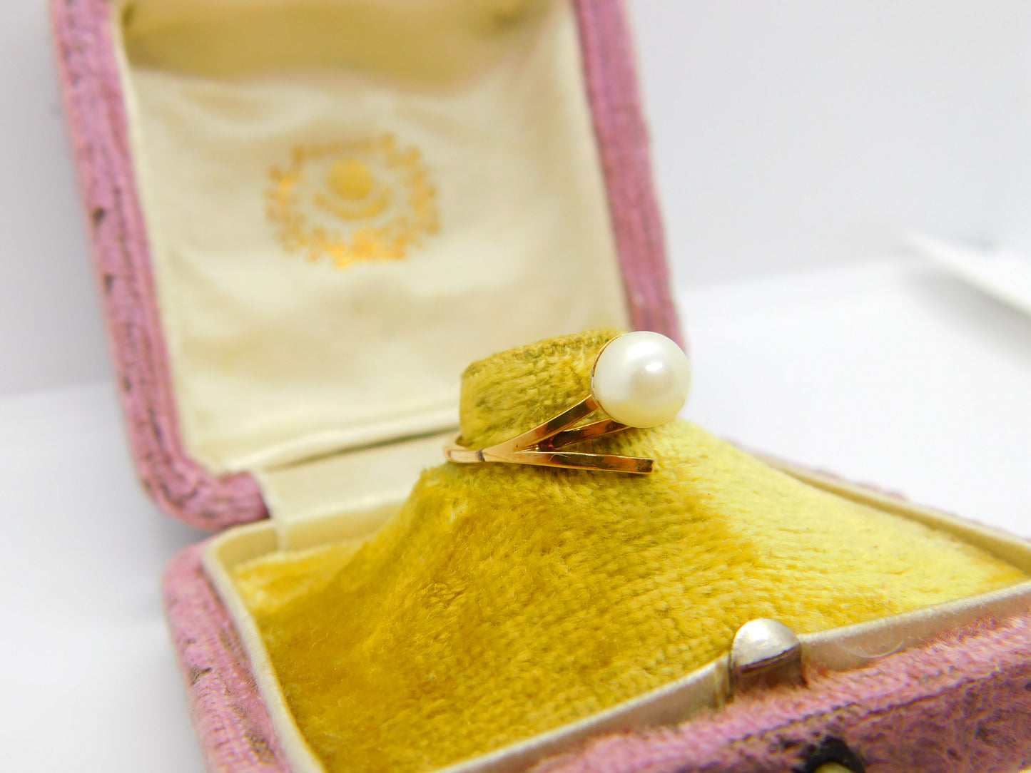 18ct Yellow Gold & Pearl Set Modernist Twist Band Ring Vintage c1970 Size J UK