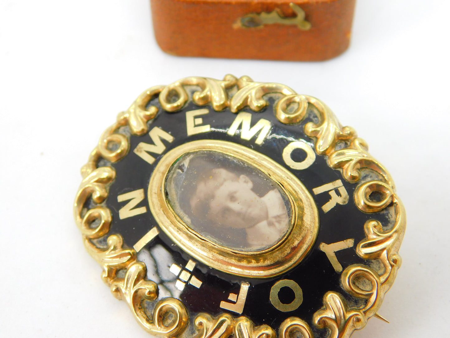 9ct Gold Cased & Black Enamel In Memory Of Mourning Brooch c1880 Antique