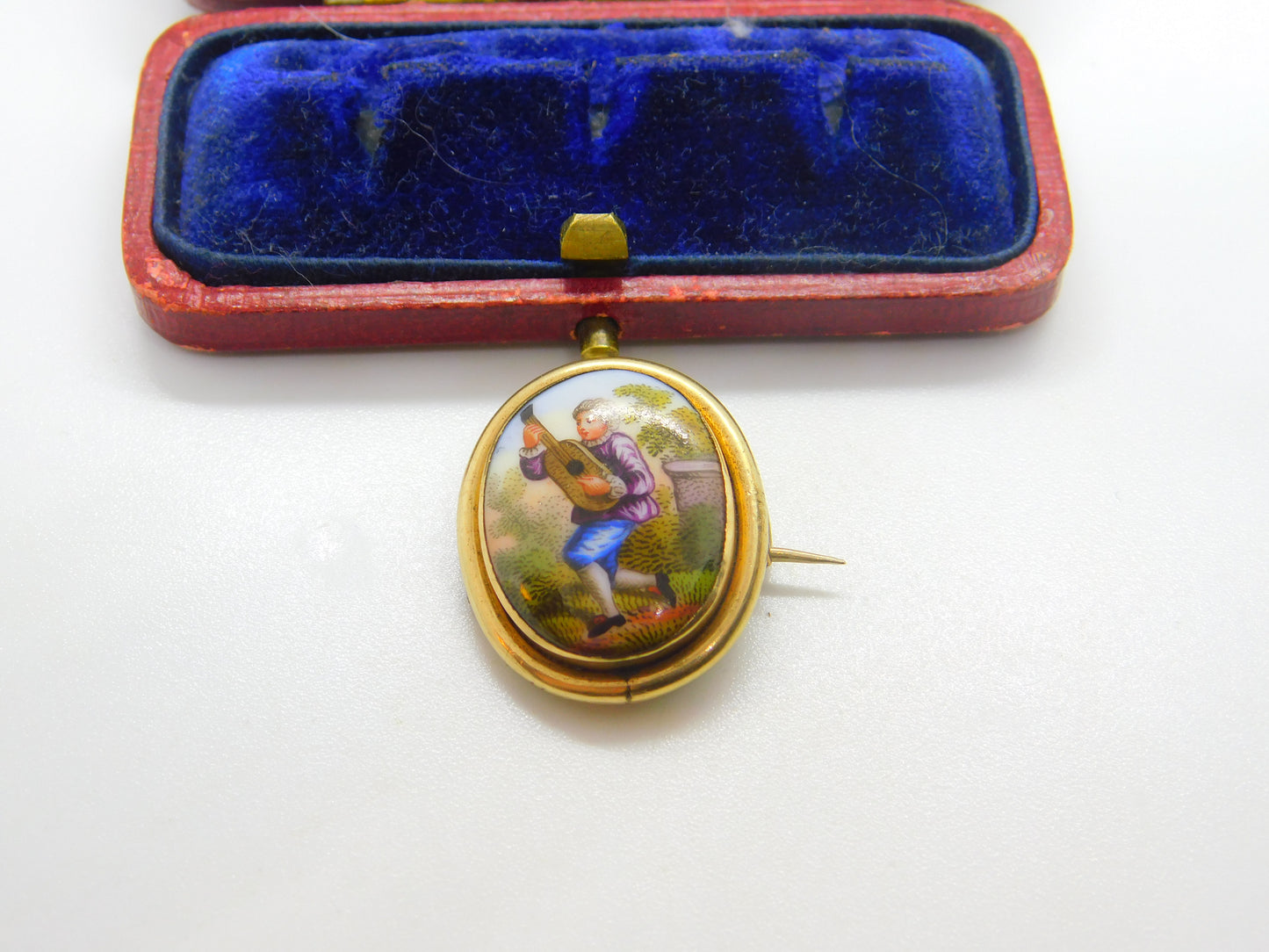 Edwardian 9ct Yellow Gold Brooch with Painted Porcelain Lute Player c1910