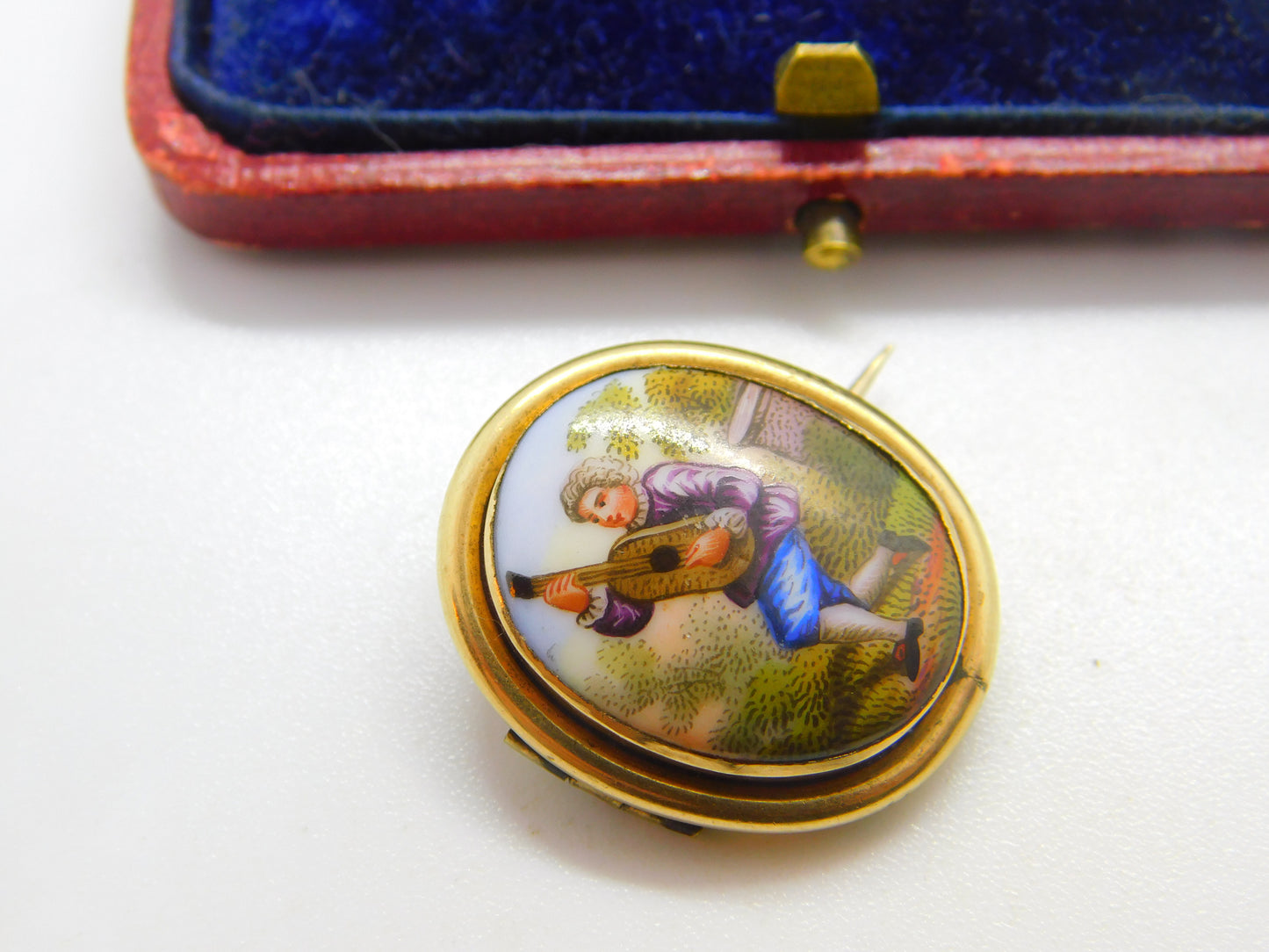 Edwardian 9ct Yellow Gold Brooch with Painted Porcelain Lute Player c1910