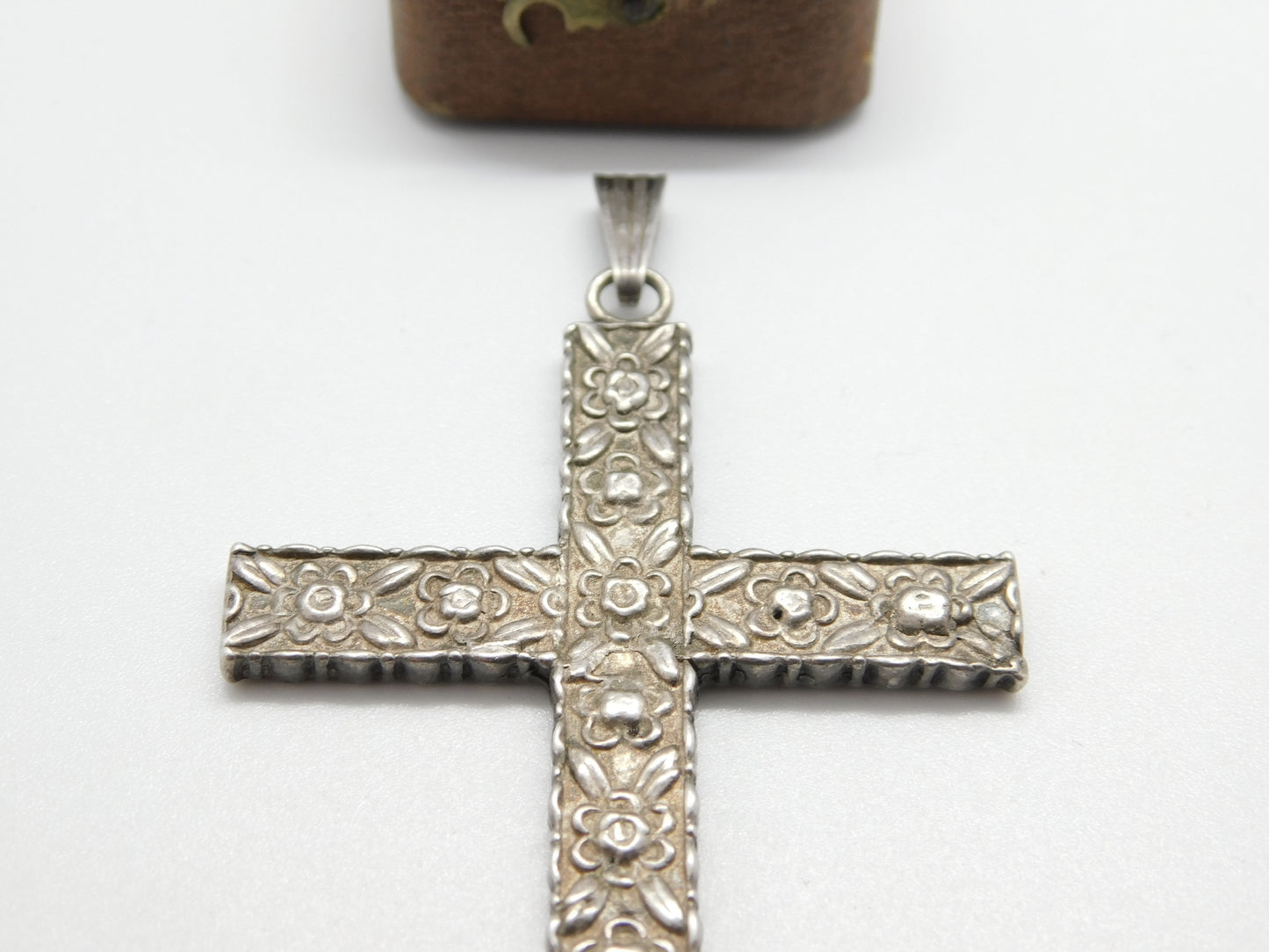 Large Sterling Silver Floral Pattern Christian Cross Pendant 1949 Birmingham