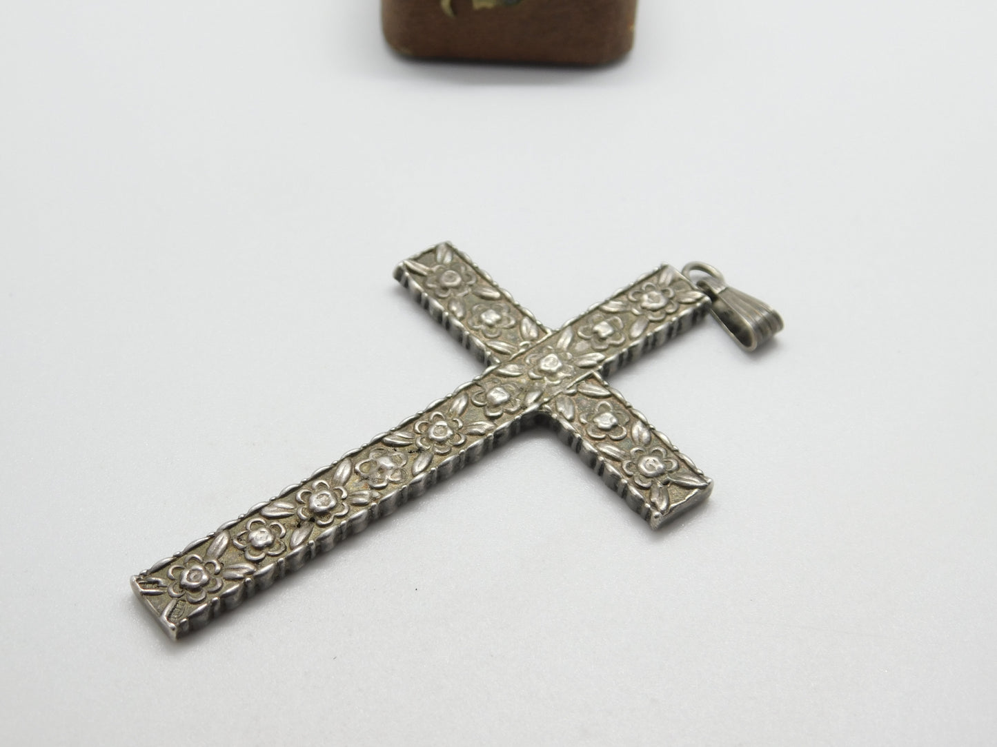 Large Sterling Silver Floral Pattern Christian Cross Pendant 1949 Birmingham